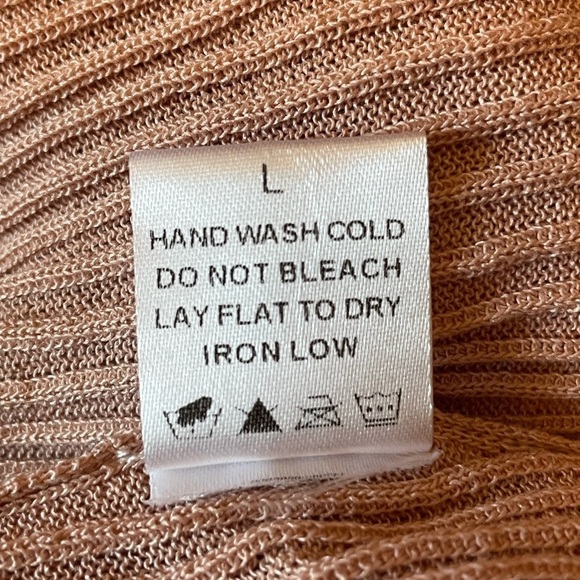 NWT LaMiel sleeveless ribbed top with ruffle detail at shoulders - Picture 5 of 6